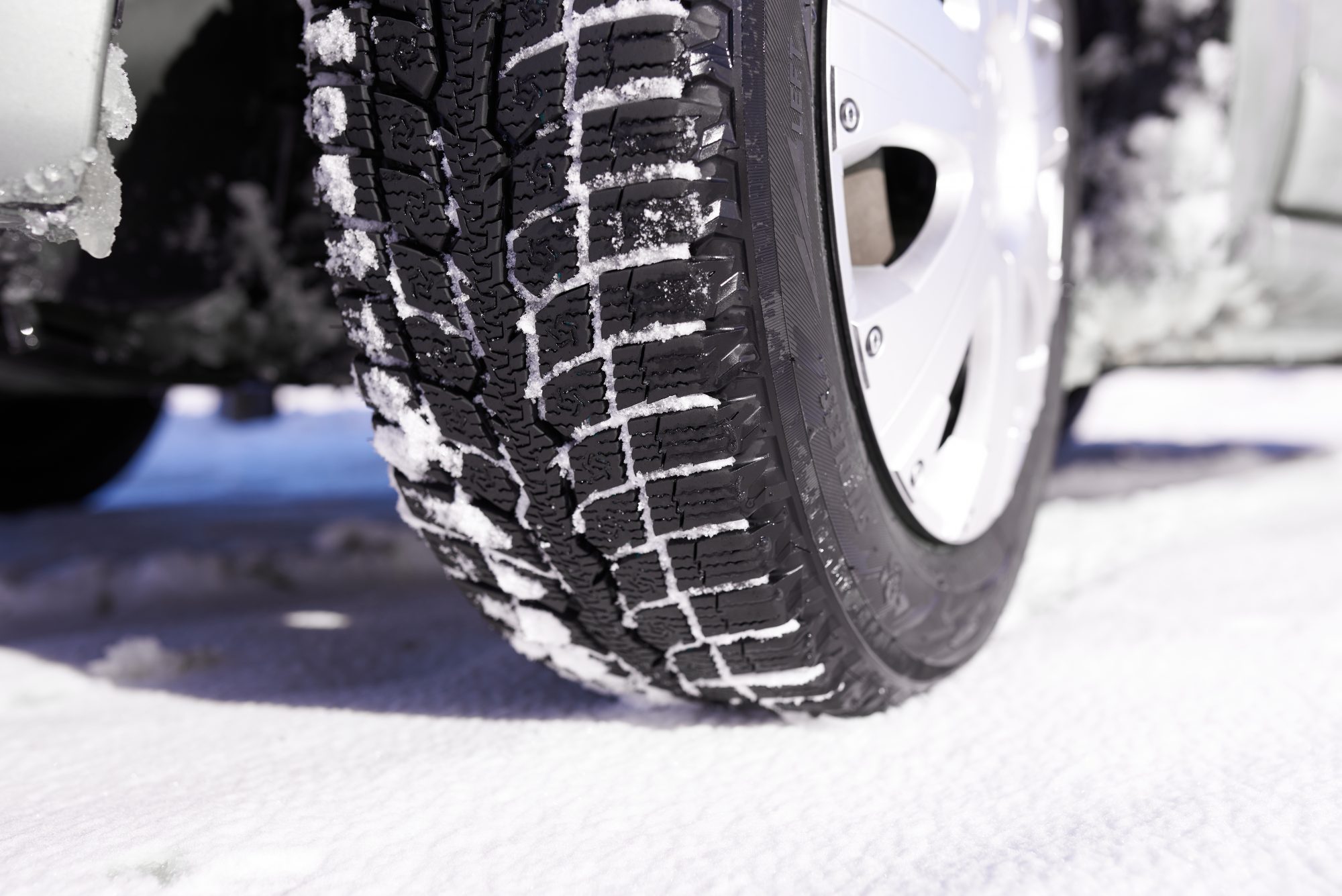 car tires on winter snow road 2022 12 16 15 01 26 utc 2000x1335 1